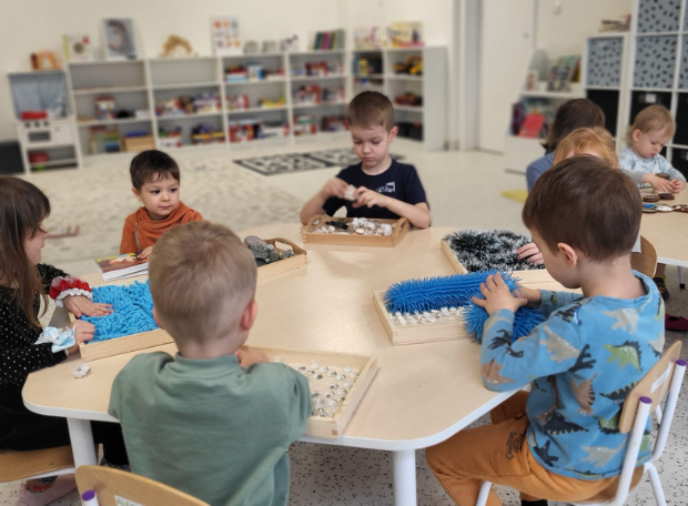 Dzieci bawiące się w przedszkolu Sunny Kids w Krakowie
