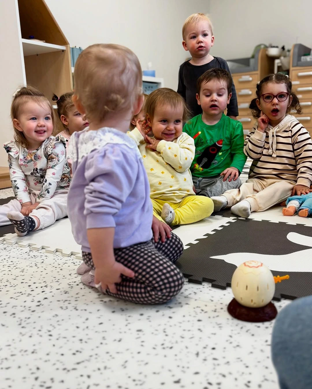 Integracja dzieci podczas wspólnej zabawy w żłobku SunnyKids na Górce Narodowej