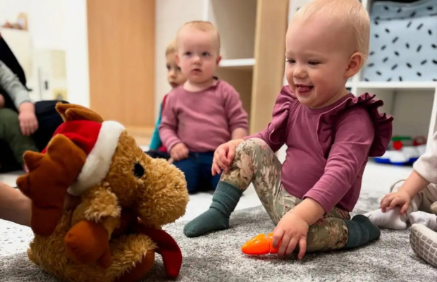 Dzieci bawiące się pluszakami w przyjaznym otoczeniu żłobka SunnyKids Kraków